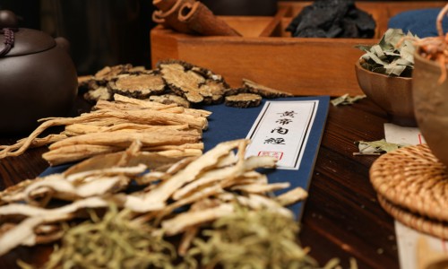 坚持艾灸背部三个月的效果-背部艾灸的好处与功效及禁忌、背部艾灸的好处与功效图片 -背部艾灸的好处与功效网